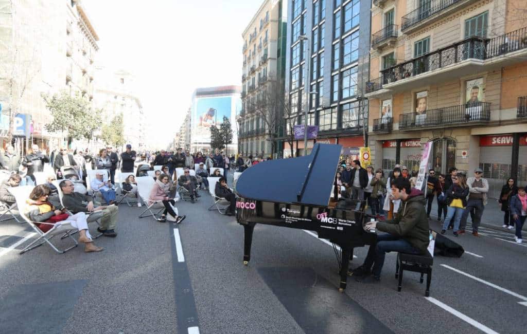 Succesvolle autoloze zondag in de Aragón straat in Barcelona