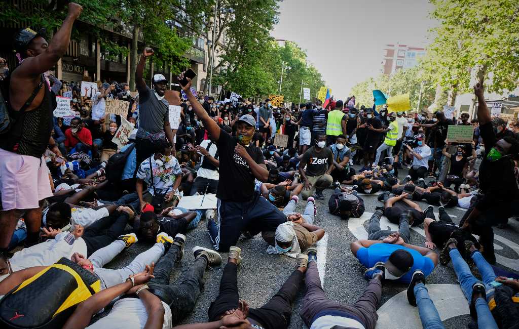Duizenden Spanjaarden demonstreren tegen racisme Verenigde Staten