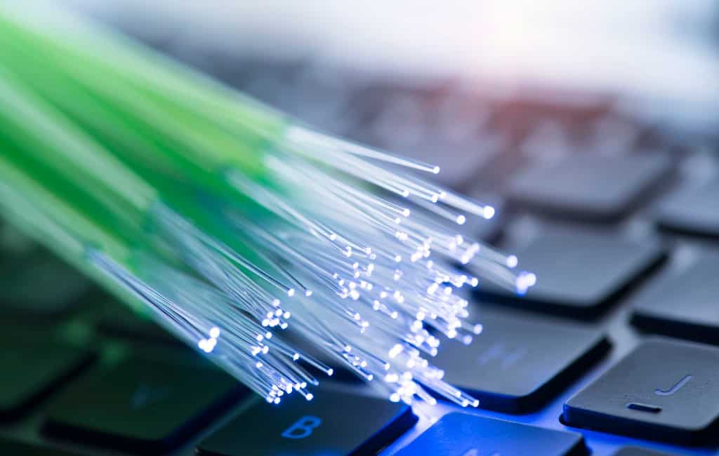 Telefónica belooft voor 2025 glasvezel internet in heel Spanje