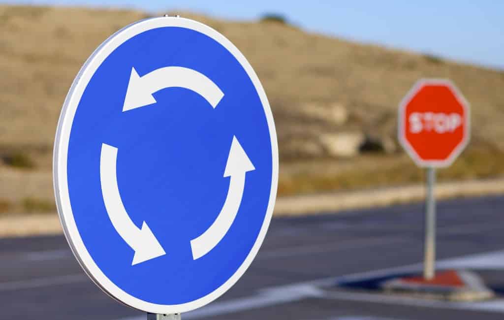 Politie probeert Spanje uit te leggen hoe je op een rotonde rijdt