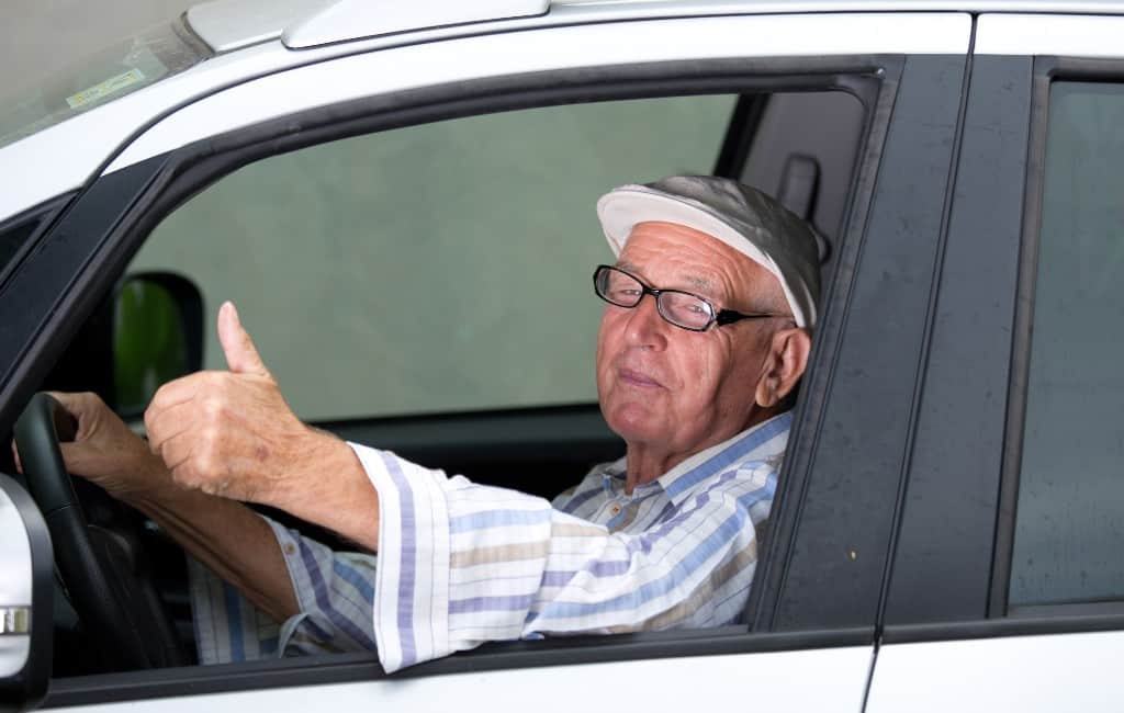 Voorstel Spanje: 70-plussers moeten met een ‘M’ op de achterruit rijden