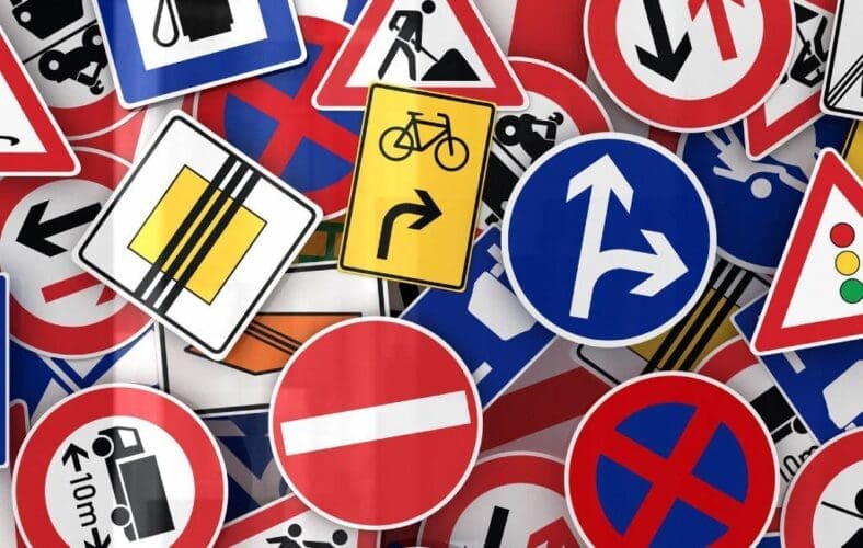 Spaanse procureur-generaal noemt verkeersborden niet vrouwelijk genoeg