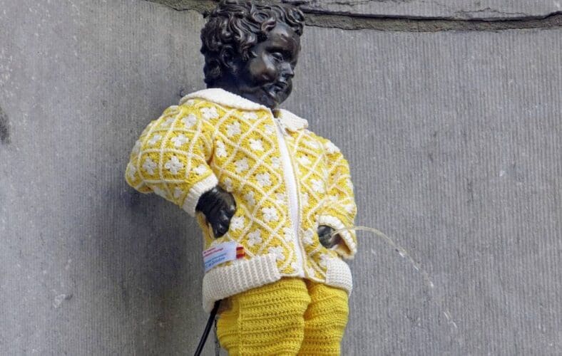 Manneken Pis draagt outfit gemaakt door patiënten Spaans ziekenhuis