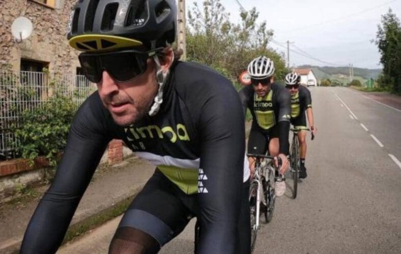 Alpine piloot Fernando Alonso in ziekenhuis na aanrijding op de fiets