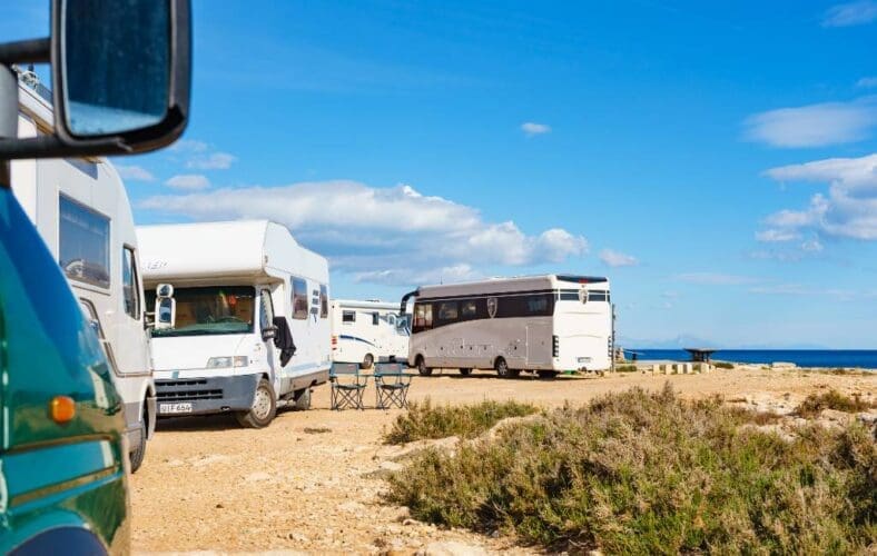 Is het parkeren van en overnachten in kampeerauto’s verboden in de Valencia regio?