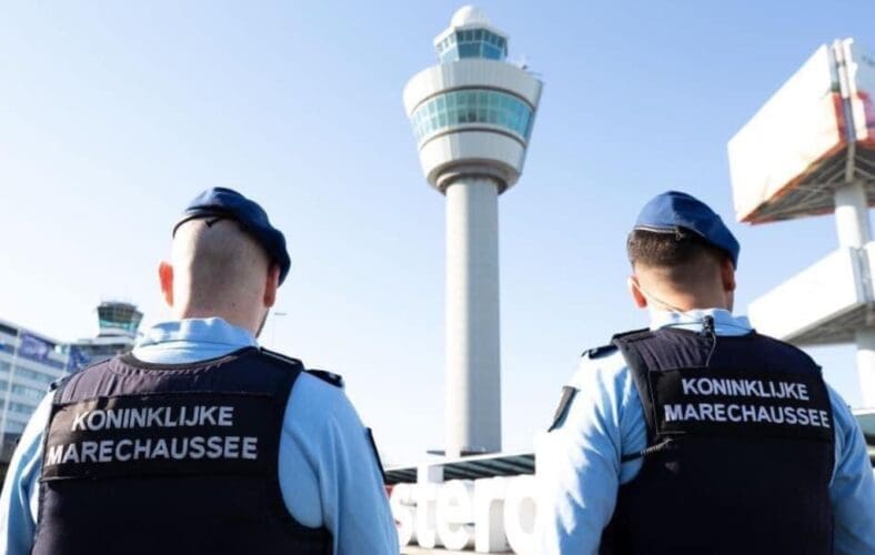 Nederlandse Marechaussee pakt zes Spaanse vliegtuigpassagier op vanwege ‘baldadigheid’
