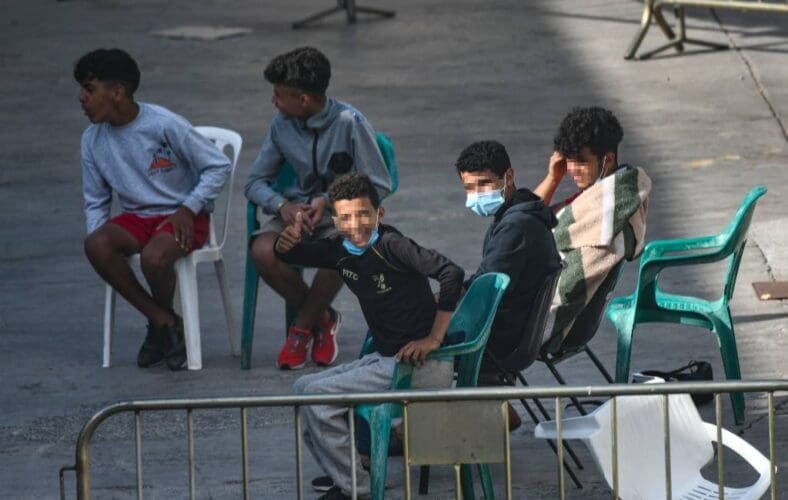 Spaanse enclave Ceuta biedt nog steeds onderdak aan 1.100 jongeren die de stad binnen drongen