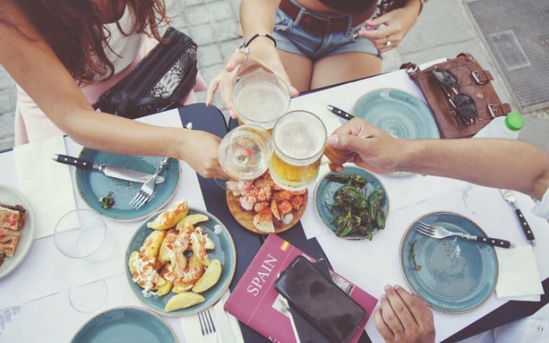 Ham, paella en een lekker koud biertje op een terras zijn de favorieten bij de toeristen