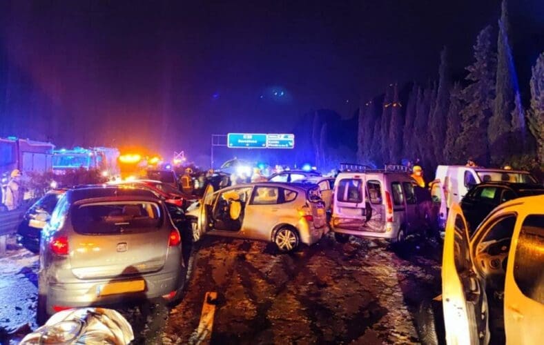 Enorme hagelbui zorgt voor mega-botsing met 50 voertuigen en 28 gewonden bij Barcelona