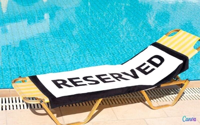 De eeuwige handdoek-leg en reserveer-mijn-ligstoel oorlog in Spanje op video’s