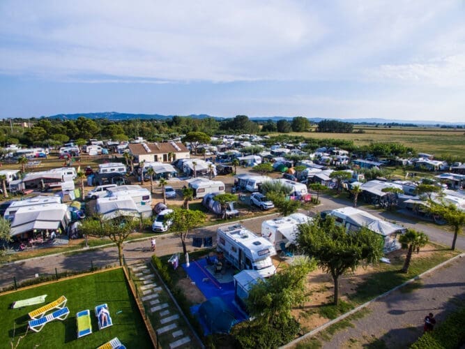 9,7 miljoen overnachtingen in appartementen, campings en Turismo Rural in Spanje in mei