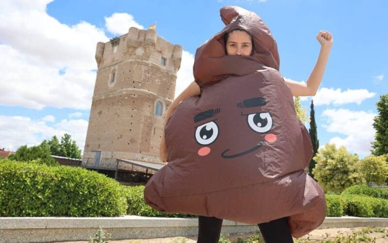 Hondendrollenman achtervolgt hondeneigenaren als ze de poep niet opruimen in Madrid