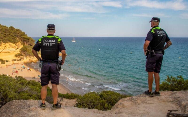 Nood-kleding voor strandgangers die bestolen zijn in Tarragona