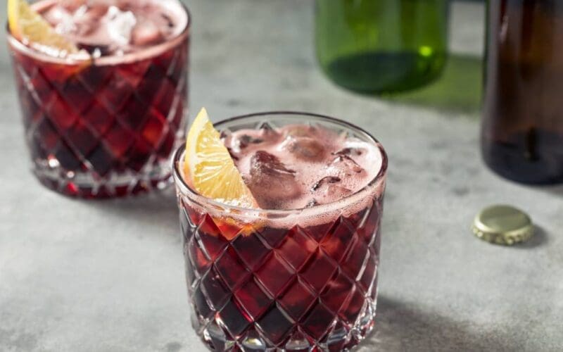 De verfrissende Baskische alcoholhoudende drank ‘Kalimotxo’ bestaat 50 jaar