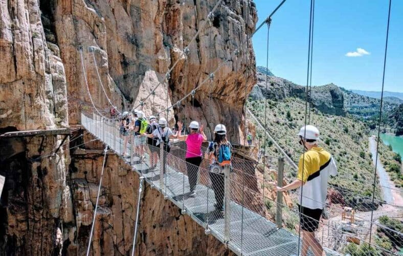 ‘We zijn er bijna’ aflevering 4: Bezoek aan de Caminito del Rey maar wat is dat eigenlijk?
