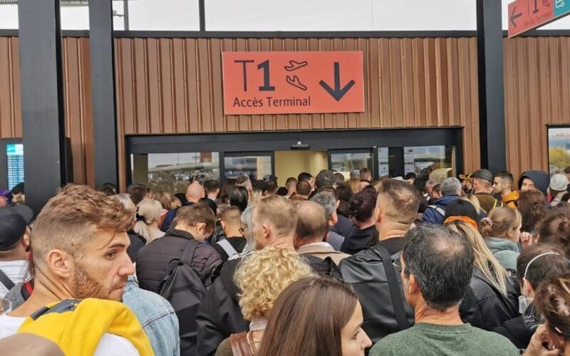 Vliegveld Brussel-Charleroi voor vertrekkende passagiers gesloten vanwege staking