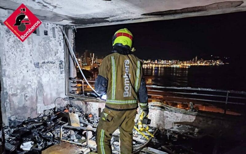 Spectaculaire brand in Benidorm leidt tot gewonden, evacuaties en een dode hond