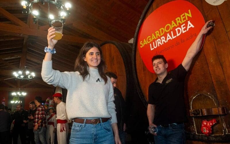 Jaar van de cider appelwijn feestelijk geopend in Gipuzkoa met ‘txotx’
