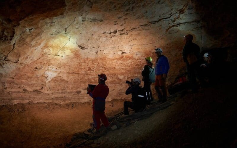 Honderdtal prehistorische graveringen gevonden in een grot in Tarragona