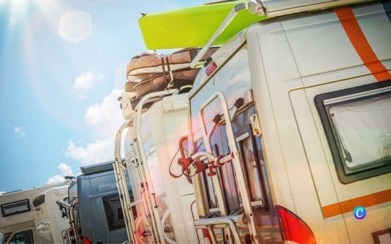 Langzaam-rij actie van tientallen kampeerauto eigenaren tegen stedelijk parkeerverbod in Catalonië