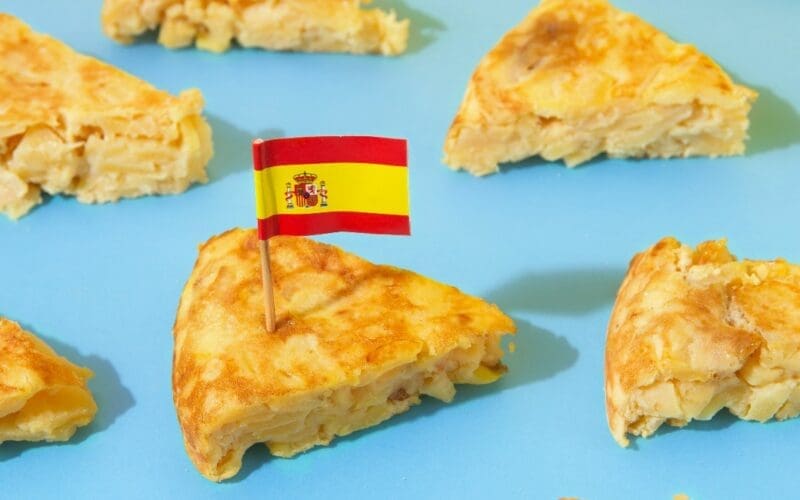 9 maart is ‘Wereld Tortilla de Patatas Dag’, maar wat is dat Spaanse gerecht en hoe maak je het?