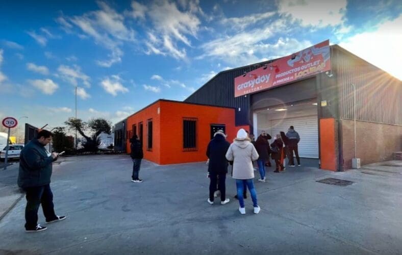 Amazon verkoopt teruggestuurde artikelen in twee outletwinkels in Madrid