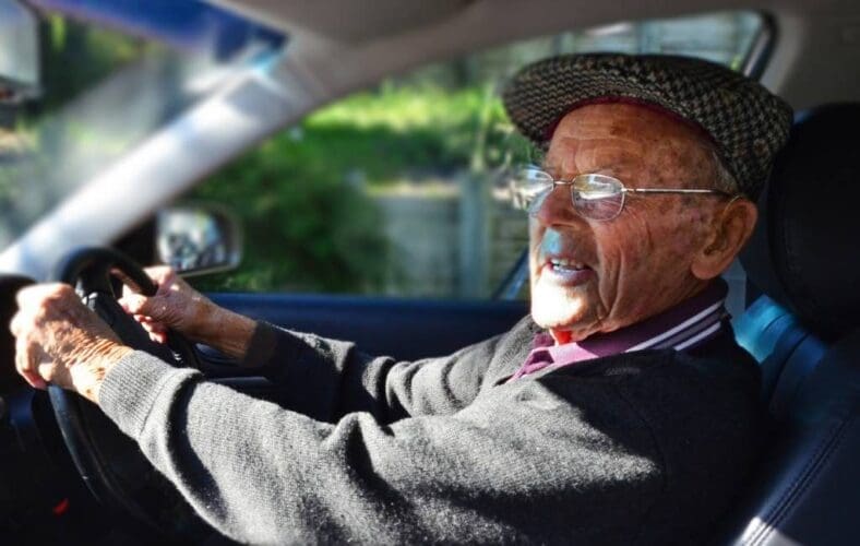 Moet er een leeftijdslimiet komen voor het autorijden in Spanje?