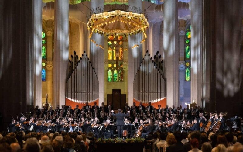 Berliner Philharmoniker geeft concert in Sagrada Familia op Dag van de Arbeid