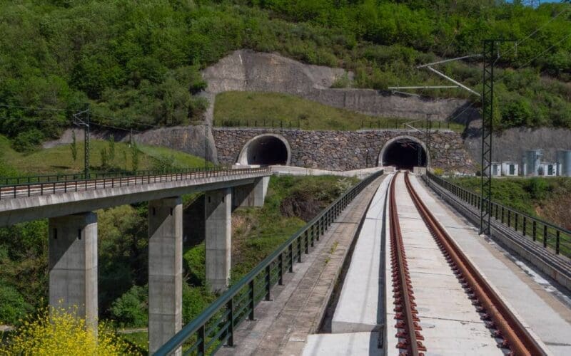 In november is Asturië na 19 jaar bouwen eindelijk via hogesnelheidstrein verbonden