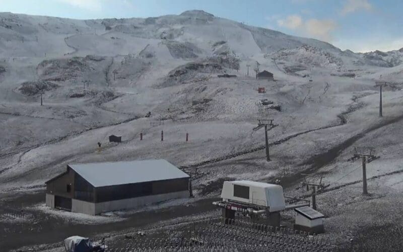 Na enorme hitte en droogte komt sneeuw in Granada