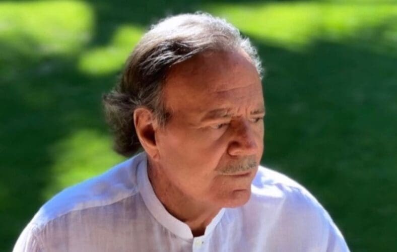 Julio Iglesias ontkracht de geruchten over zijn slechte gezondheid met een nieuwe foto