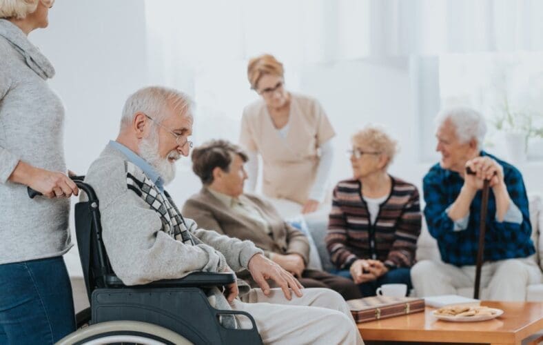 Wat is de gemiddelde leeftijd waarop men in Spanje naar een verzorgingshuis gaat?