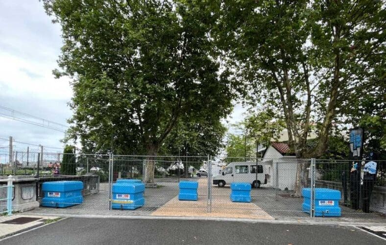 ‘De brug der schaamte’ tussen Frankrijk en Spanje: 24 uur open voor de Tour en nu weer afgesloten voor verkeer