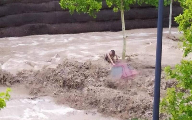 Duikers moeten automobilisten redden na hevige regenbui in Zaragoza