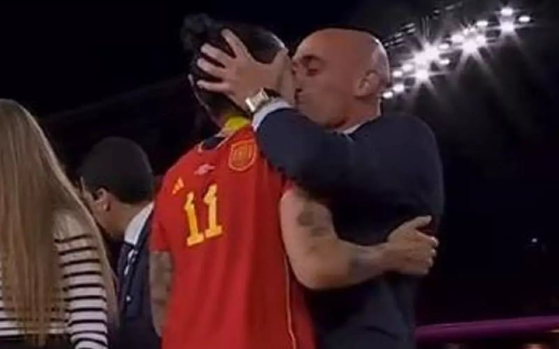 Spaanse vrouwenvoetbal komt in opstand tegen kussende voorzitter