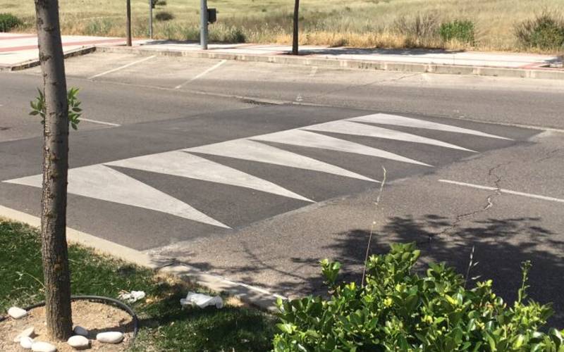 Deze wegmarkering met vreemde naam kan schade veroorzaken aan een auto