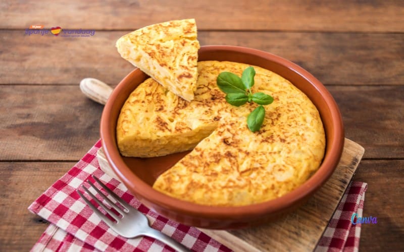 Oordeel Spanjaarden: Tortilla de patatas moet met ui en halfgaar zijn