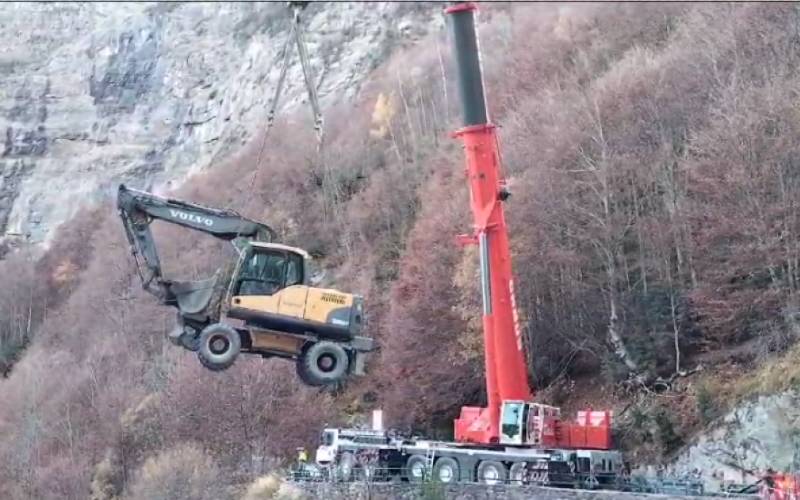 16 ton zware graafmachine bevrijd van een brug in nationale park Ordesa in de Pyreneeën