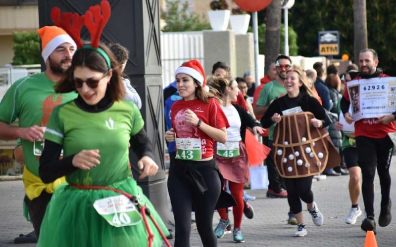 Verkleed door de straten van Benidorm rennen tijdens de Christmas Run