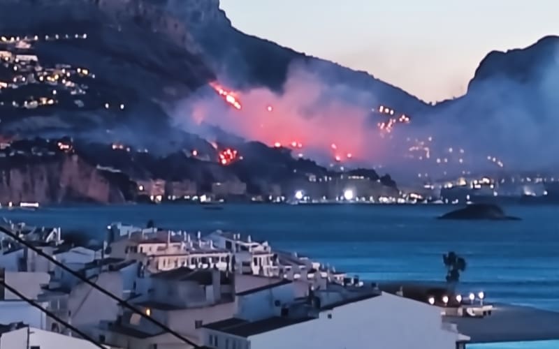 Grote bosbrand in Altea Hills dwingt evacuatie en sluit hoofdwegen