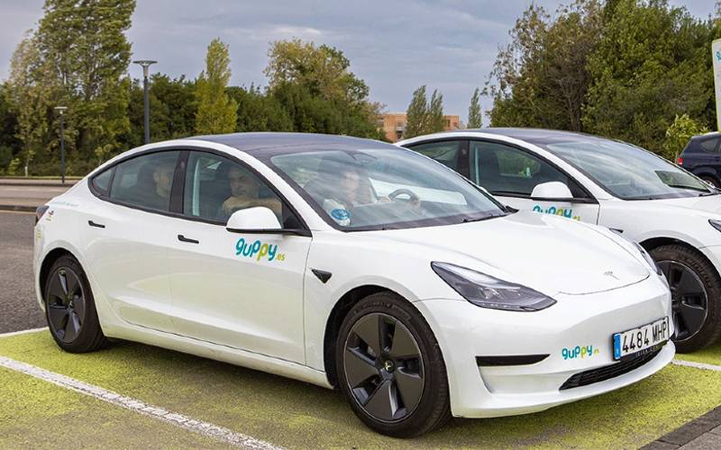 In Spanje kun je een Tesla huren alsof het een elektrische step is