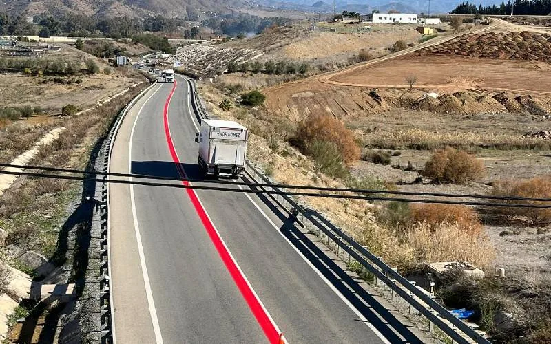 Wat zijn deze nieuwe doorgetrokken rode lijnen op de Spaanse wegen?