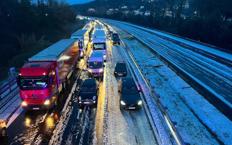 Grote verkeershinder op AP-7 snelweg bij Girona vanwege hagel en inzet sneeuwruimers