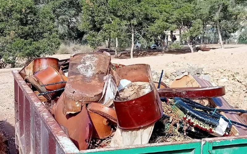 Wanhoop van buurtbewoners door het leven tussen resten van de begraafplaats in Orihuela