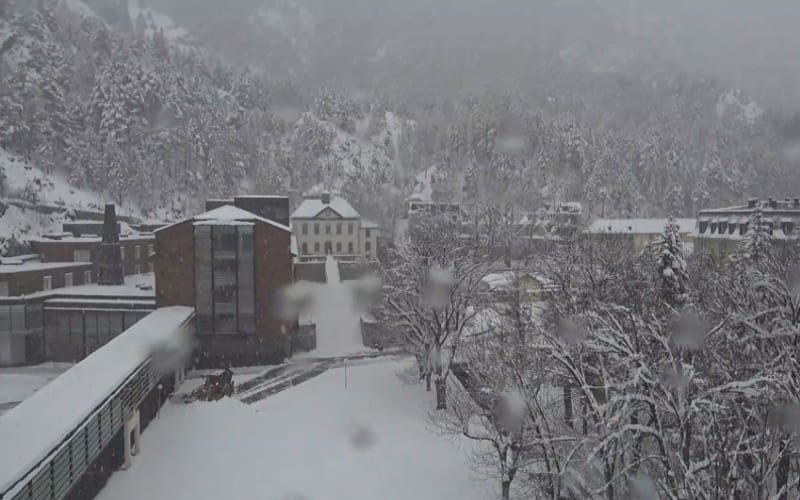 Pasgetrouwd stel, gasten en personeel twee dagen opgesloten in kuuroord Pyreneeën om lawinegevaar