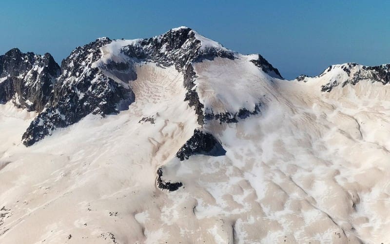 Saharazand kleurt ook de hoogste berg van de Pyreneeën bruin