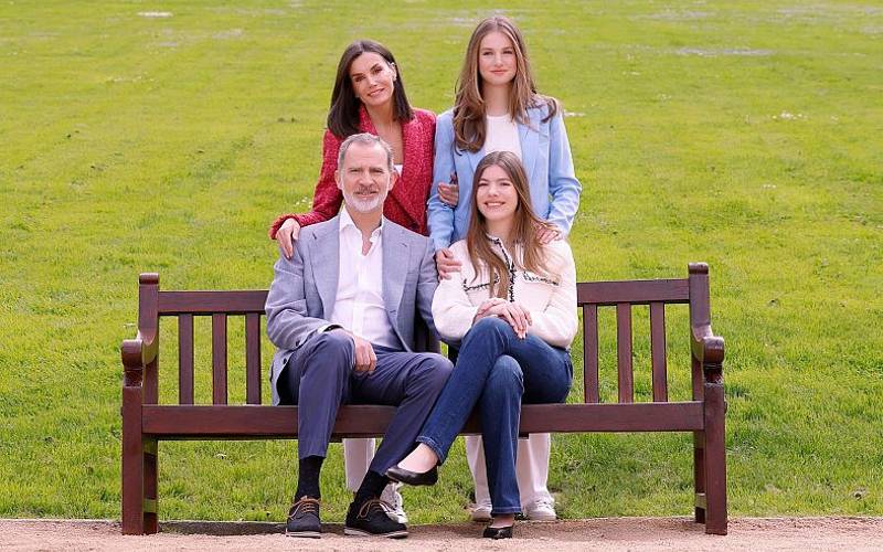 Spaanse koninklijke familie viert 20-jarig huwelijksfeest met een fotosessie