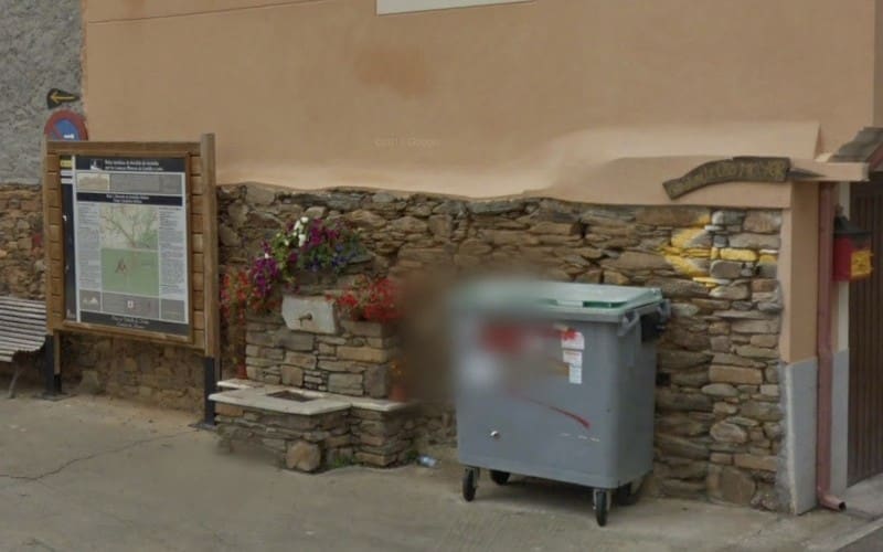 De eigenaar van een herberg plaatst eigen pijlen om Camino de Santiago om te leiden