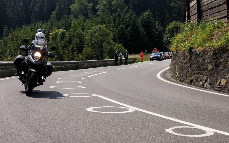 Krijgen Spaanse wegen ook witte cirkels op het wegdek en wat betekenen deze?