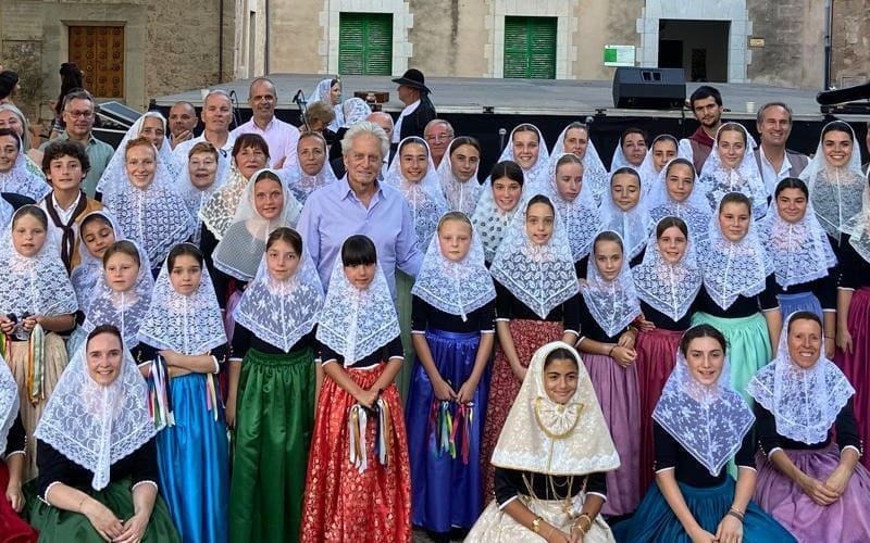 Bijna 80-jarige Michael Douglas viert “gent gran” eerbetoon met dorpsbewoners op Mallorca